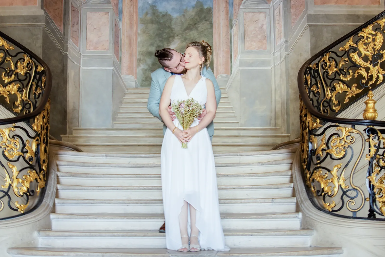 Mariés enlacés sur le grand escalier de l'hôtel de ville de Nancy, photographe de mariage à Nancy