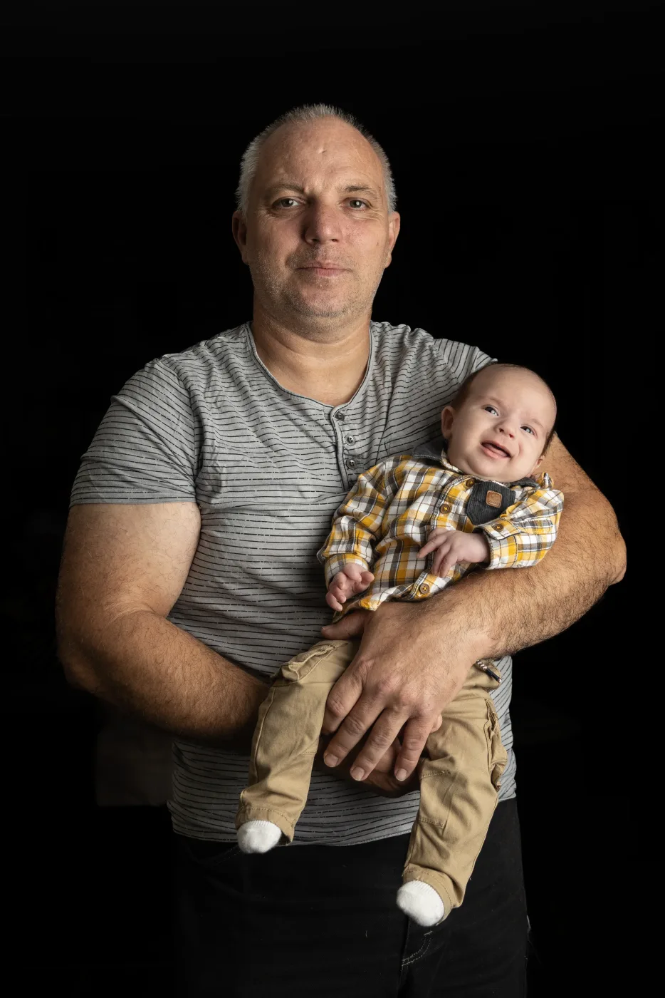 Portrait père et nouveau-né en studio - Julien Elasri Nancy